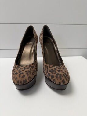 Stuart Weitzman 
Leopard Print Platform Pumps - Brown